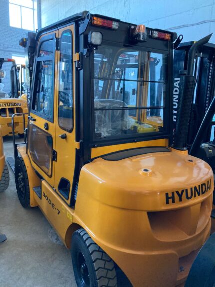 Фото 1 - Вилочный погрузчик Hyundai 25LE-7.